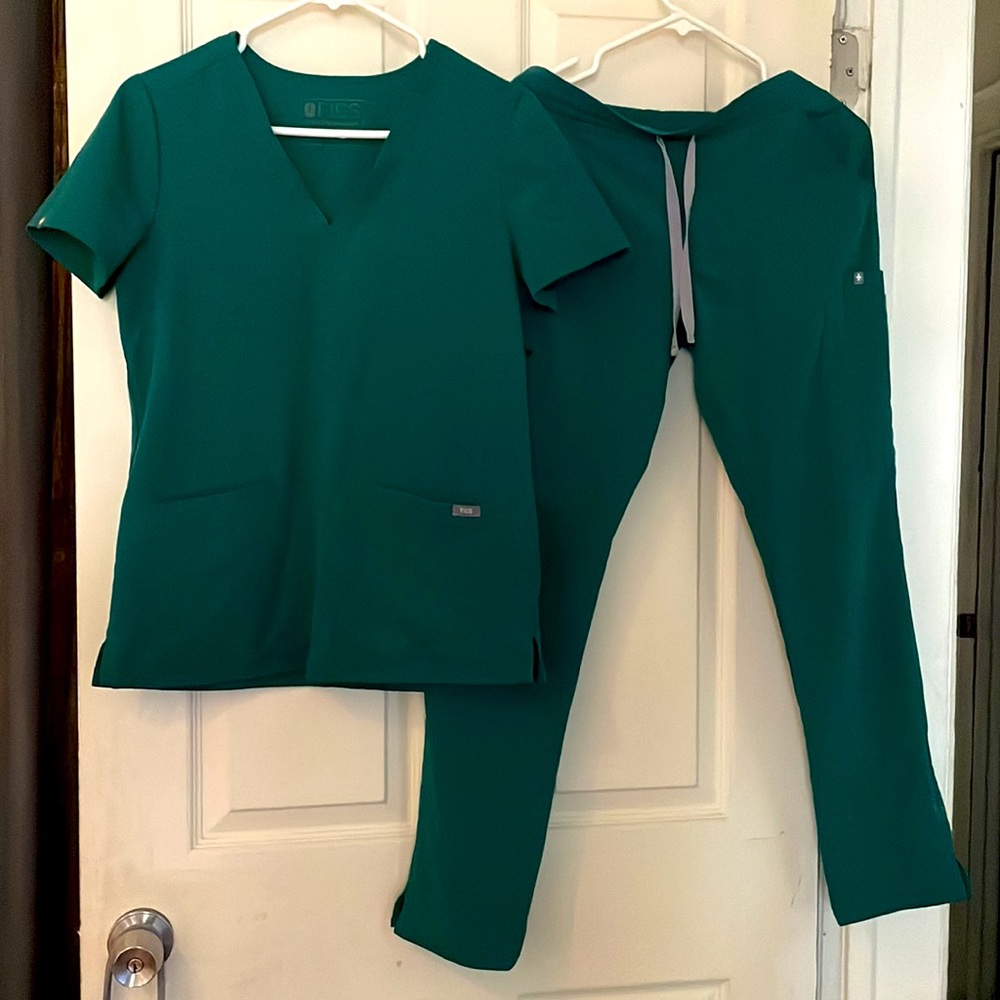 FIGS Top & Pant Set. Color: Hunter Green,Size XS